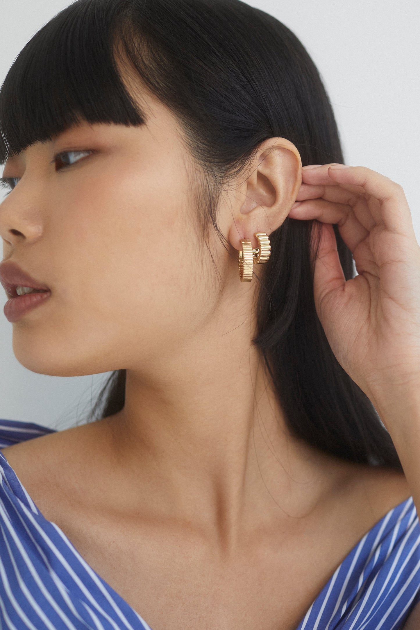 SUNLIGHT BOLD RIBBED HUGGIE HOOP EARRINGS