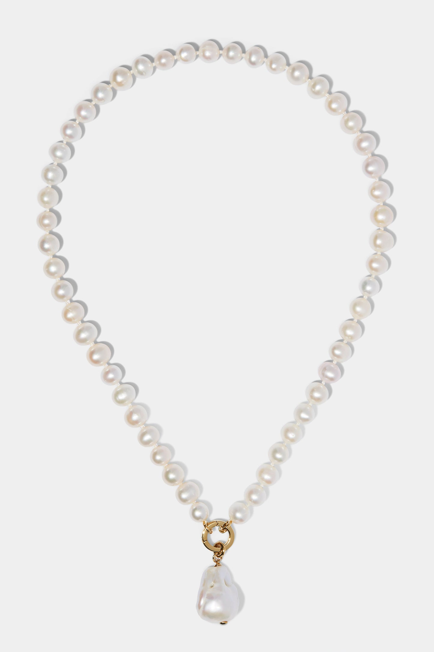 POPPY 8MM BOLD PEARL CHARM NECKLACE IN GOLD PLATING