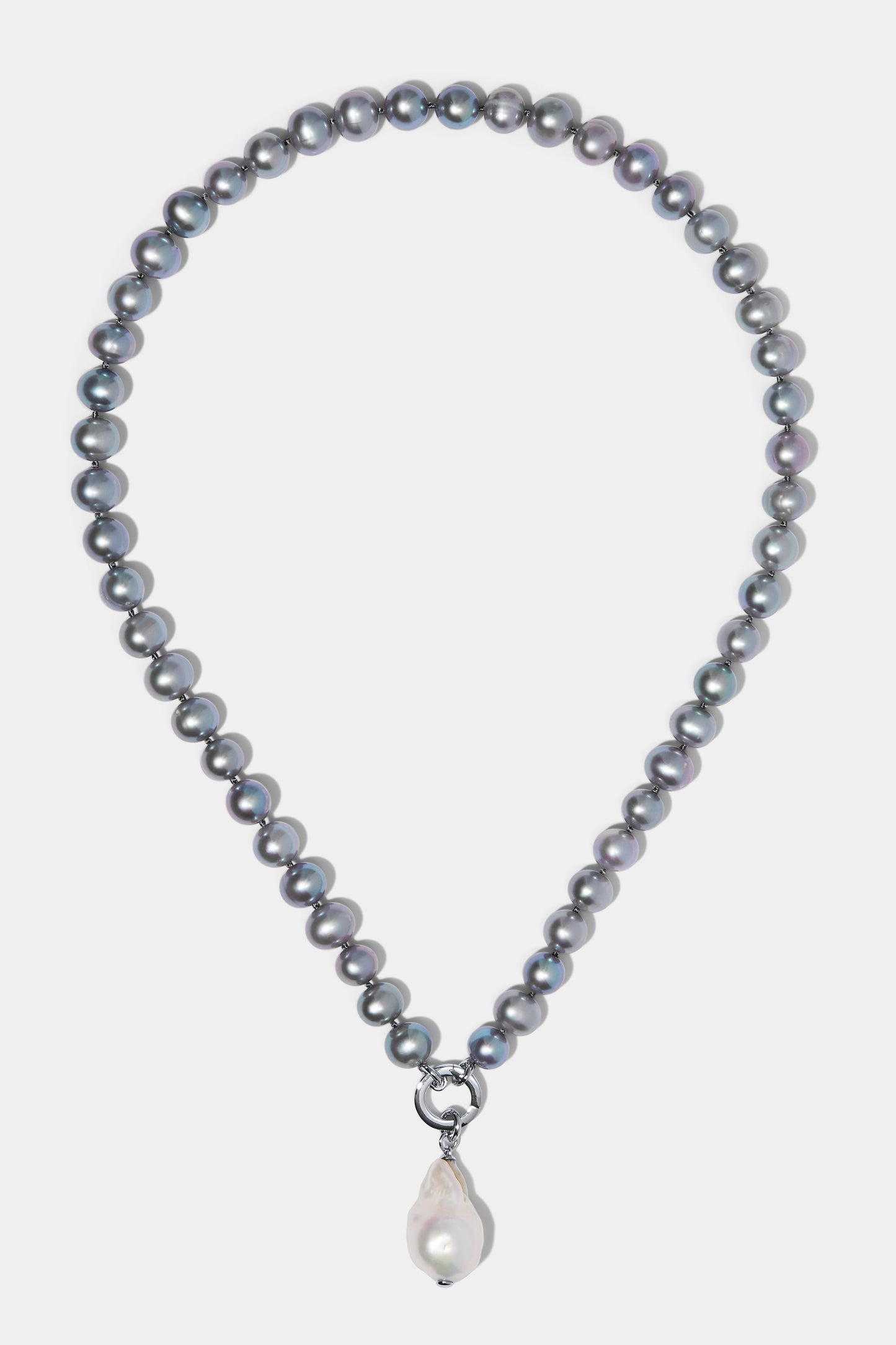 POPPY 8MM GRAY PEARL CHARM NECKLACE IN RHODIUM PLATING