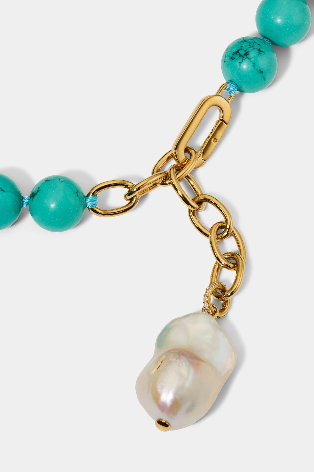 CLOSE UP OF THE PEARL CHARM ON THE BEADS OF PARADISE FRESHWATER PEARL ADJUSTABLE Y NECKLACE