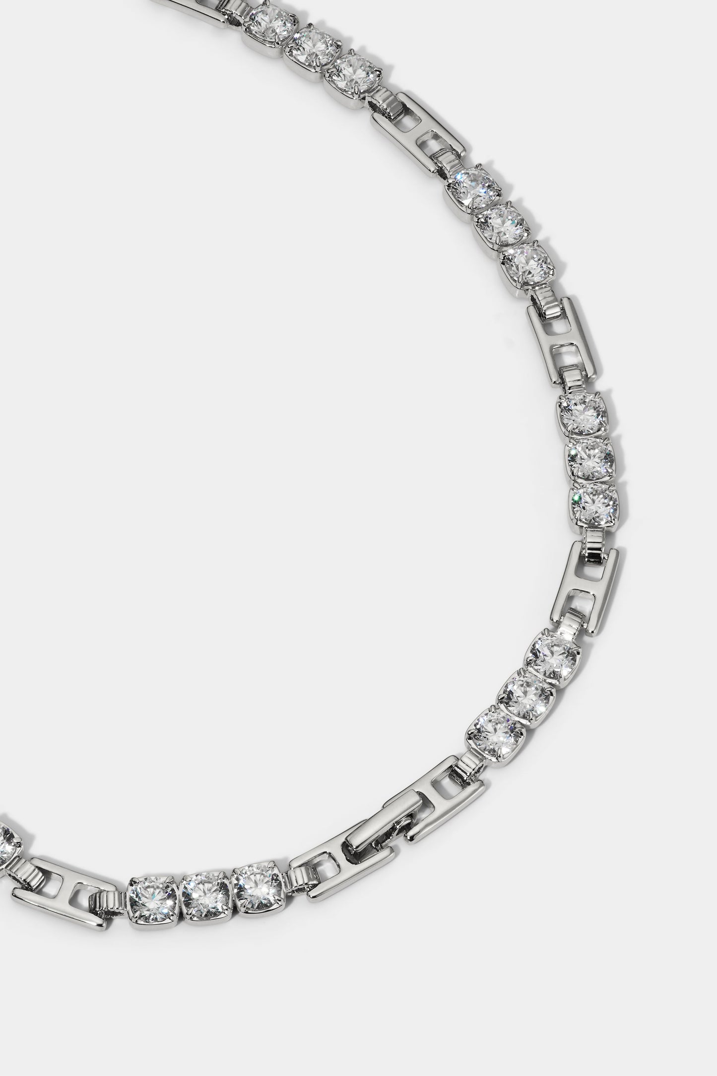 CLOSE UP OF THE LINKS ON THE DELANCEY ALL AROUND COLLAR NECKLACE IN RHODIUM PLATING