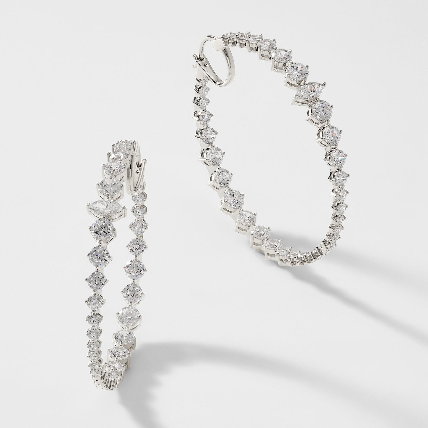 LEAH STATEMENT HOOP EARRINGS IN RHODIUM PLATING.