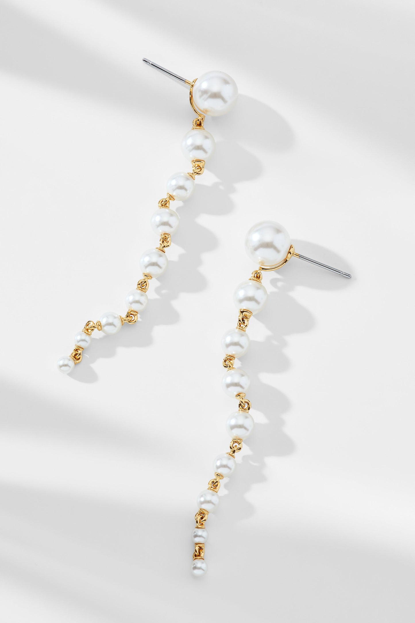 DOT DOT DOT  PEARL LINEAR EARRINGS