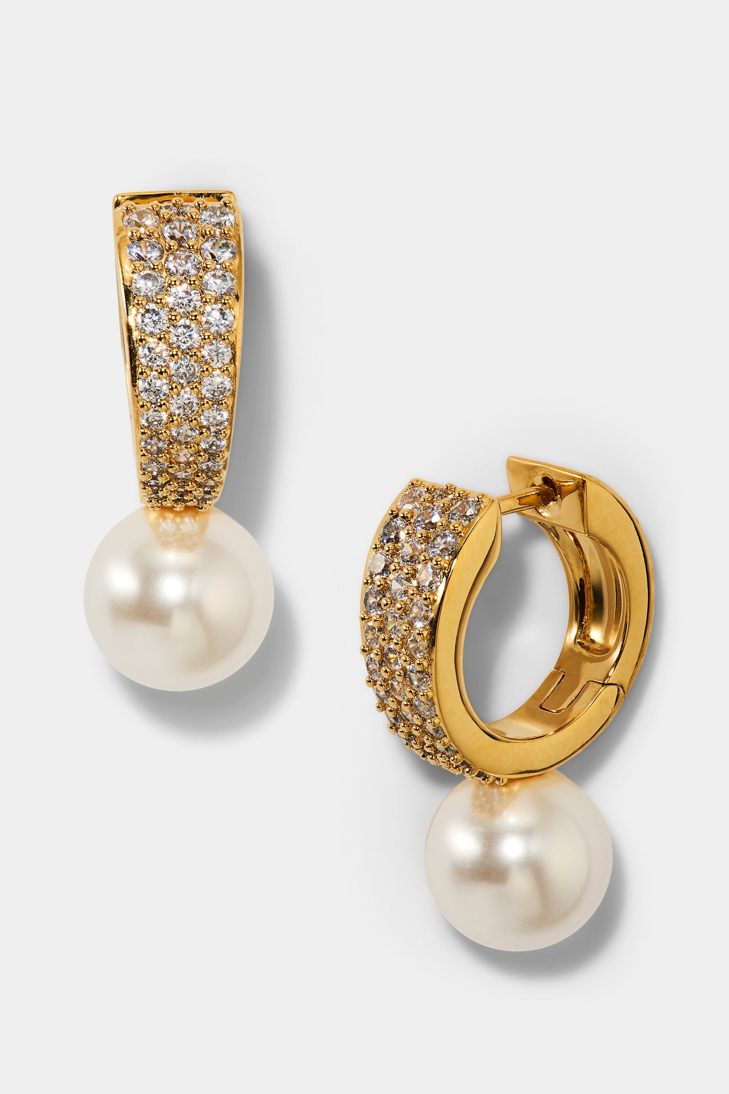 UNDER THE SEA PEARL HUGGIE EARRINGS IN GOLD PLATING