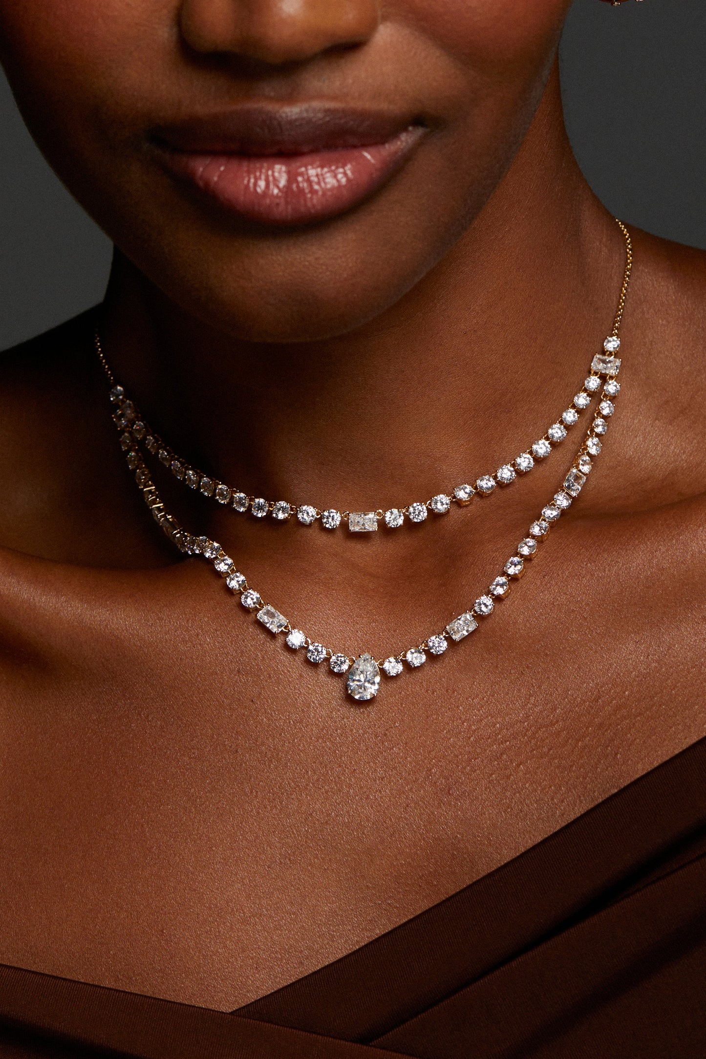MODEL WEARING EVERLEIGH COLLAR NECKLACE. IT IS A CLOSE UP IMAGE CROPPED FROM HER NOSE TO CHEST WITH A DETAIL LOOK AT THE NECKLINE. 