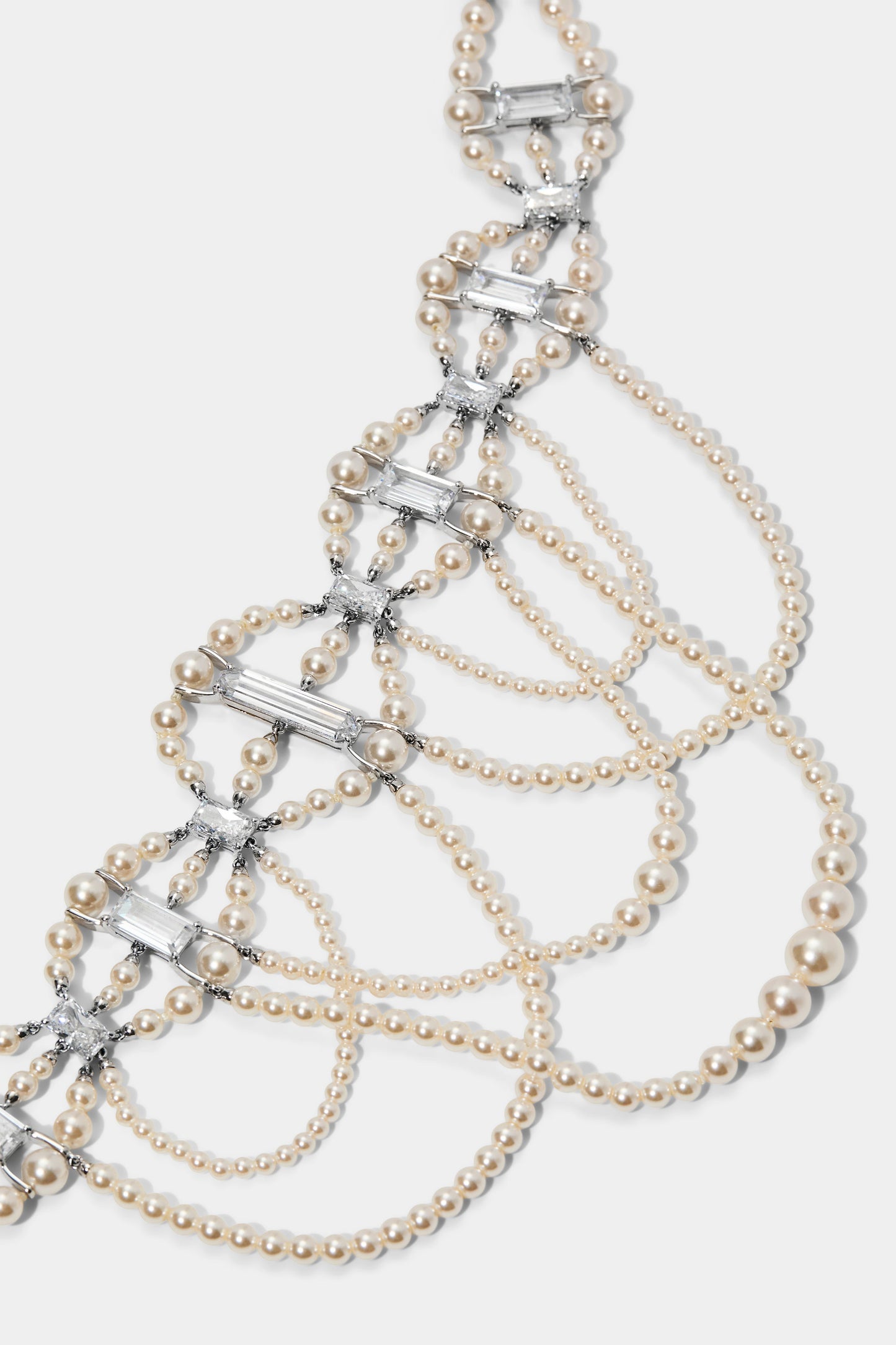 CLOSE UP OF THE PEARL CHOKER ORNATE HIGH NECKLACE IN RHODIUM PLATING