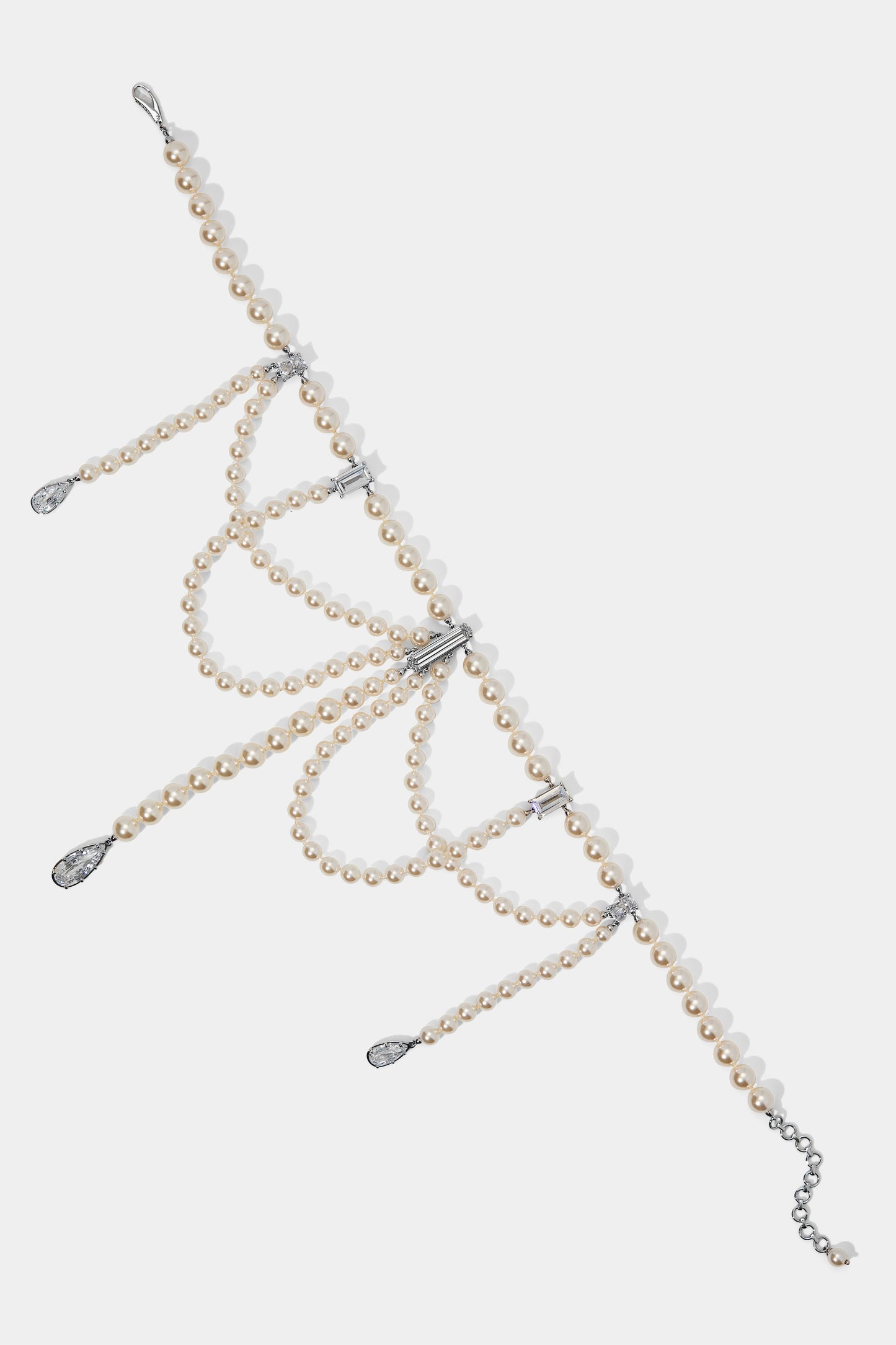 CLOSE UP OF THE PEARL CHOKER LOW DROPS NECKLACE IN RHODIUM PLATING