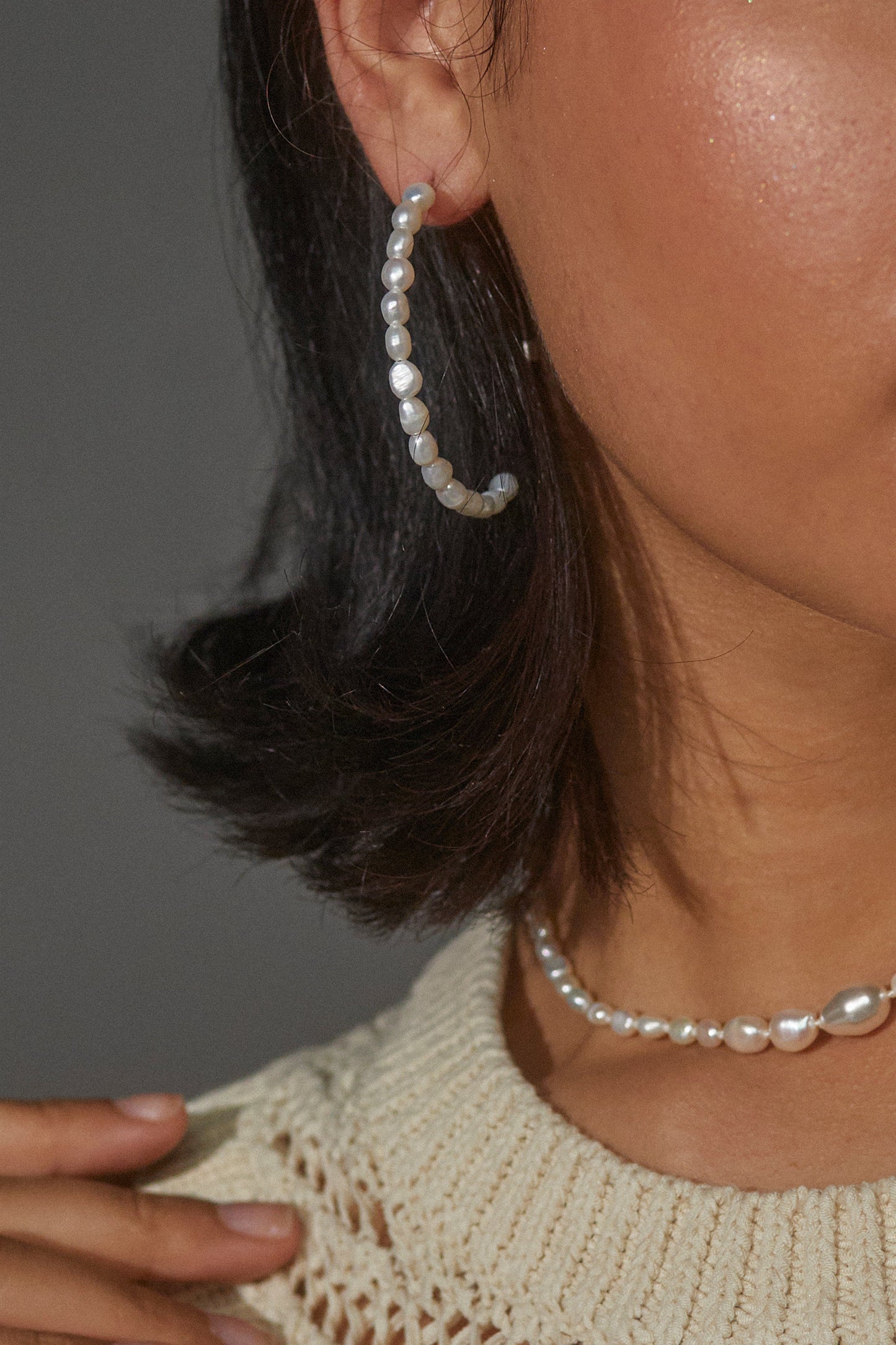 SIREN PEARL WIRE HOOP EARRINGS