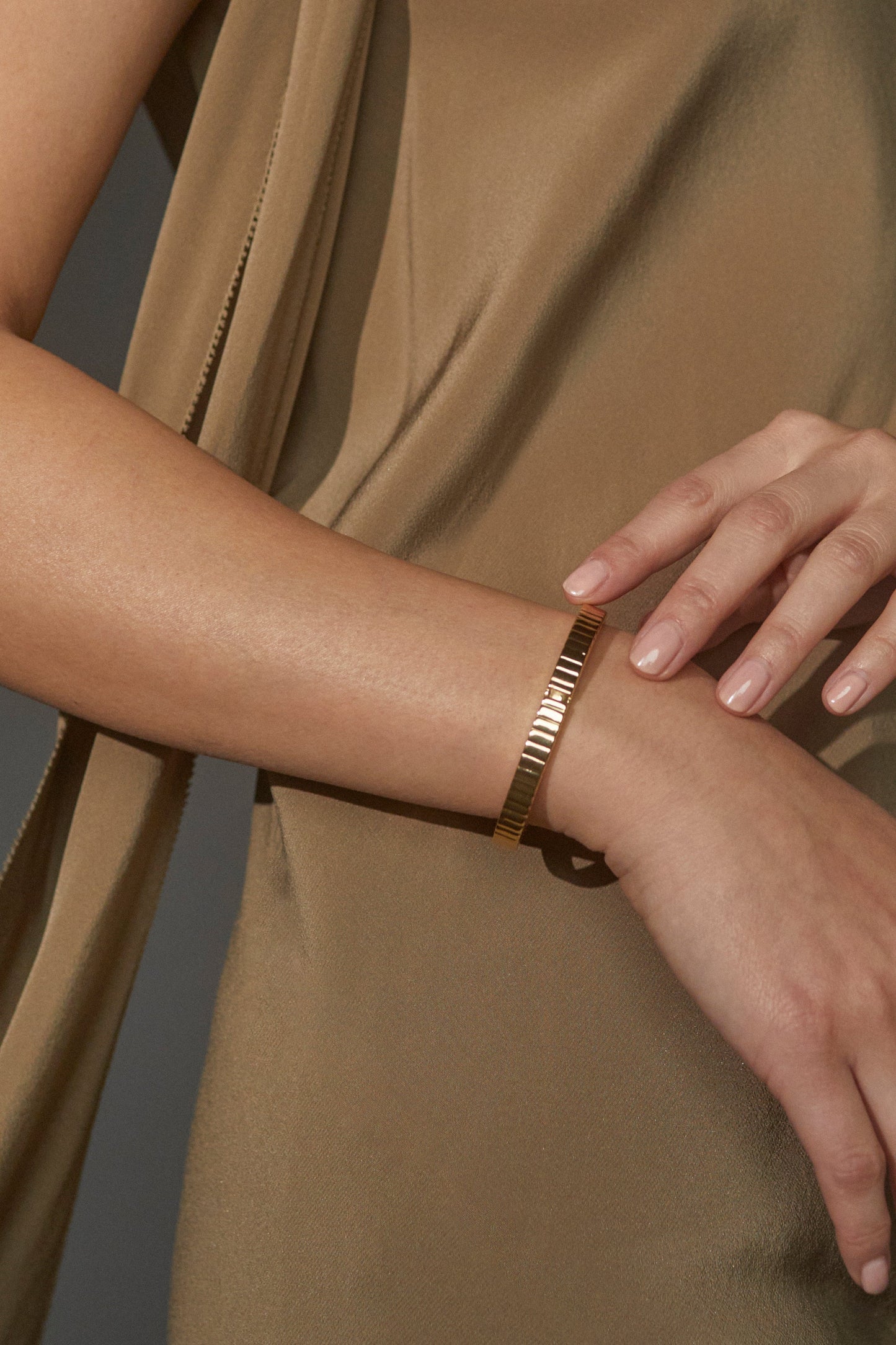 SUNLIGHT RIBBED HINGE BRACELET