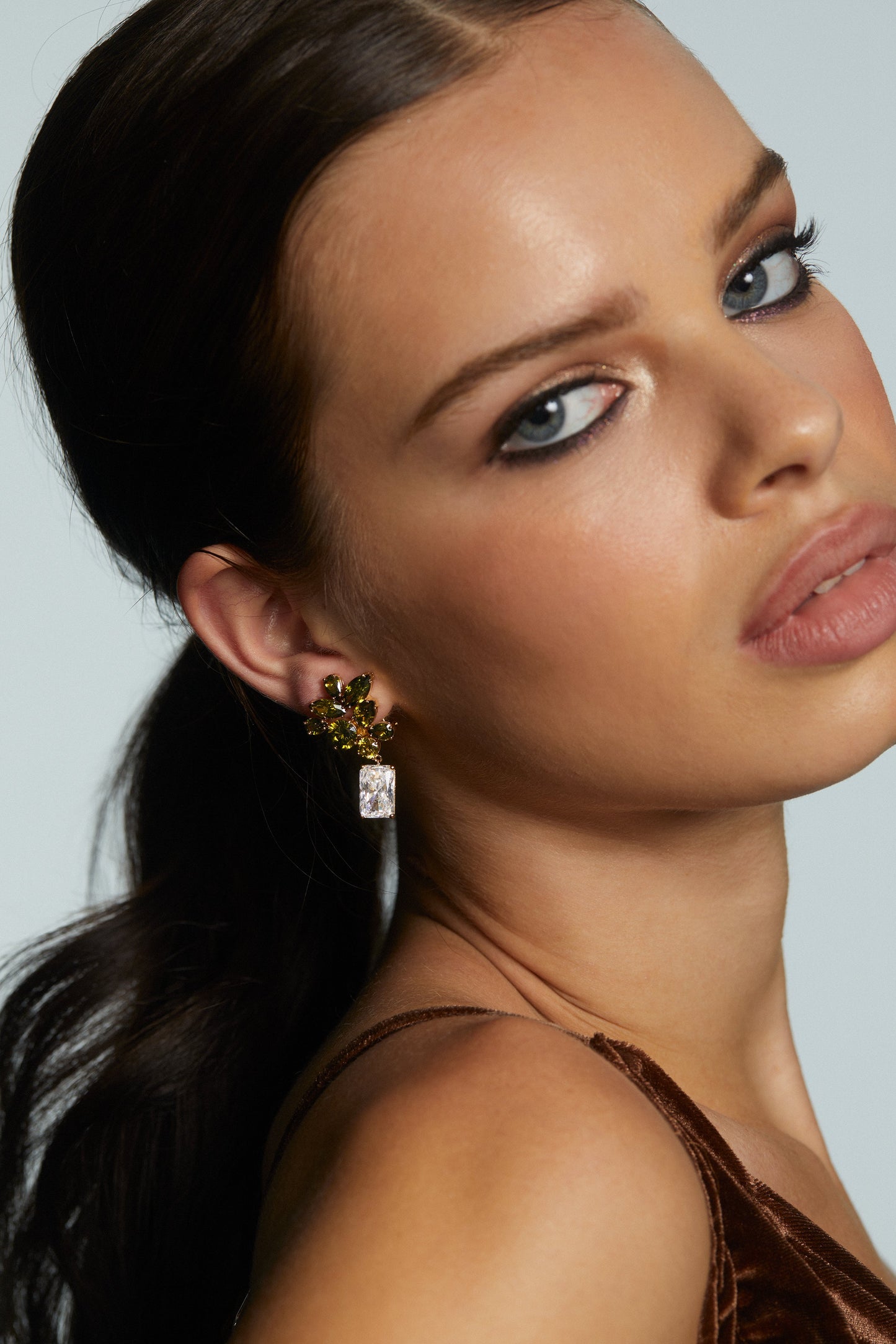 IMAGE OF MODEL WEARING BONNE ANNÉE GREEN CLUSTER DROP EARRINGS IN GOLD PLATING