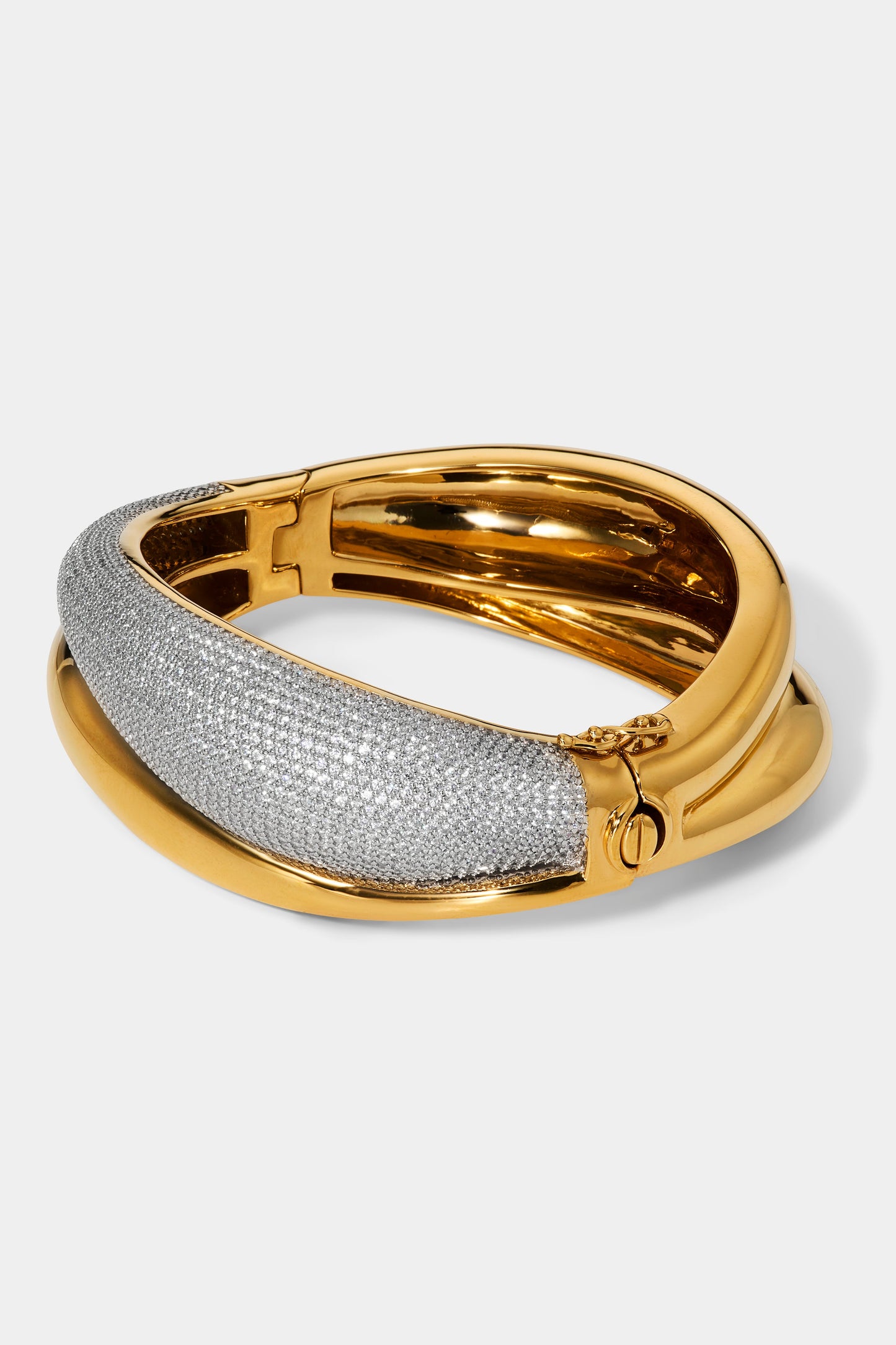 DRIP SIDE HINGE BRACELET SIDE VIEW OF THE HINGE CLOSURE.