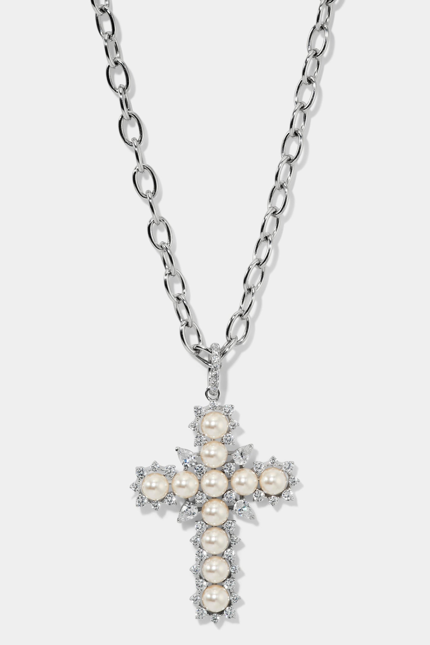 MATERIAL PEARL CROSS PENDANT NECKLACE IN RHODIUM PLATING